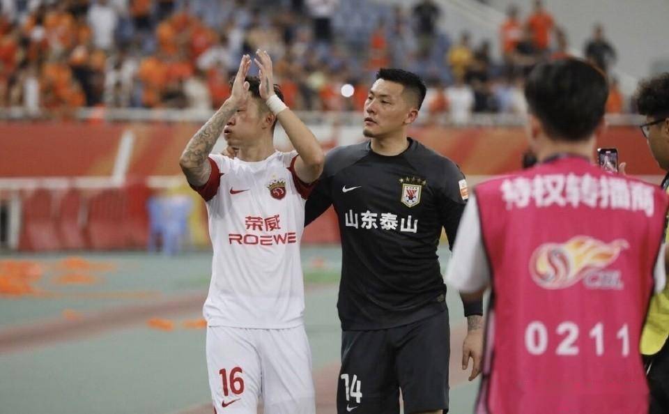 贝内文托成功阻击对手，球迷掌声不断的简单介绍
