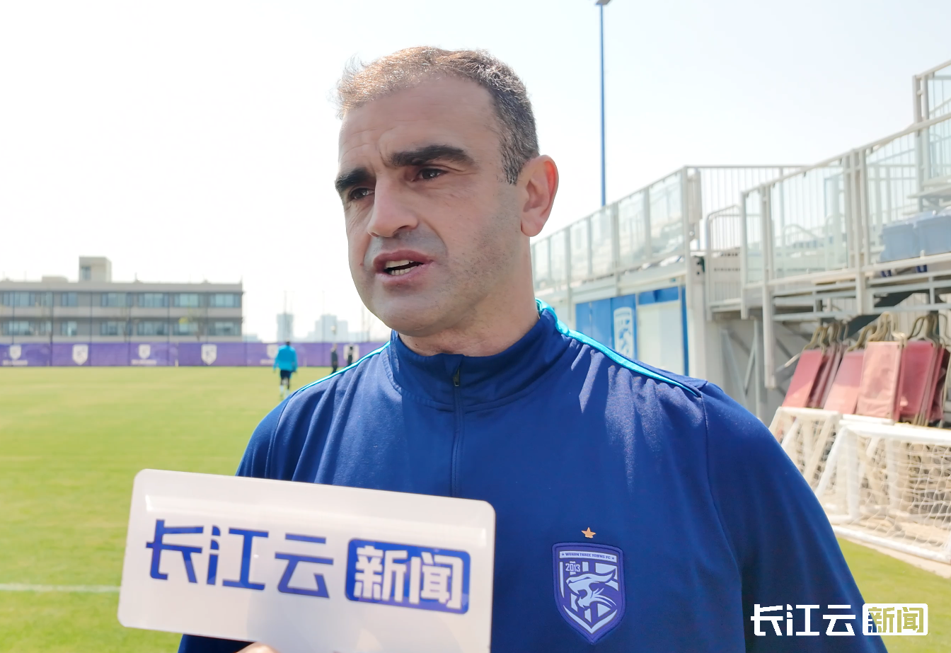 武汉三镇主教练辞职，球队陷入危机的简单介绍