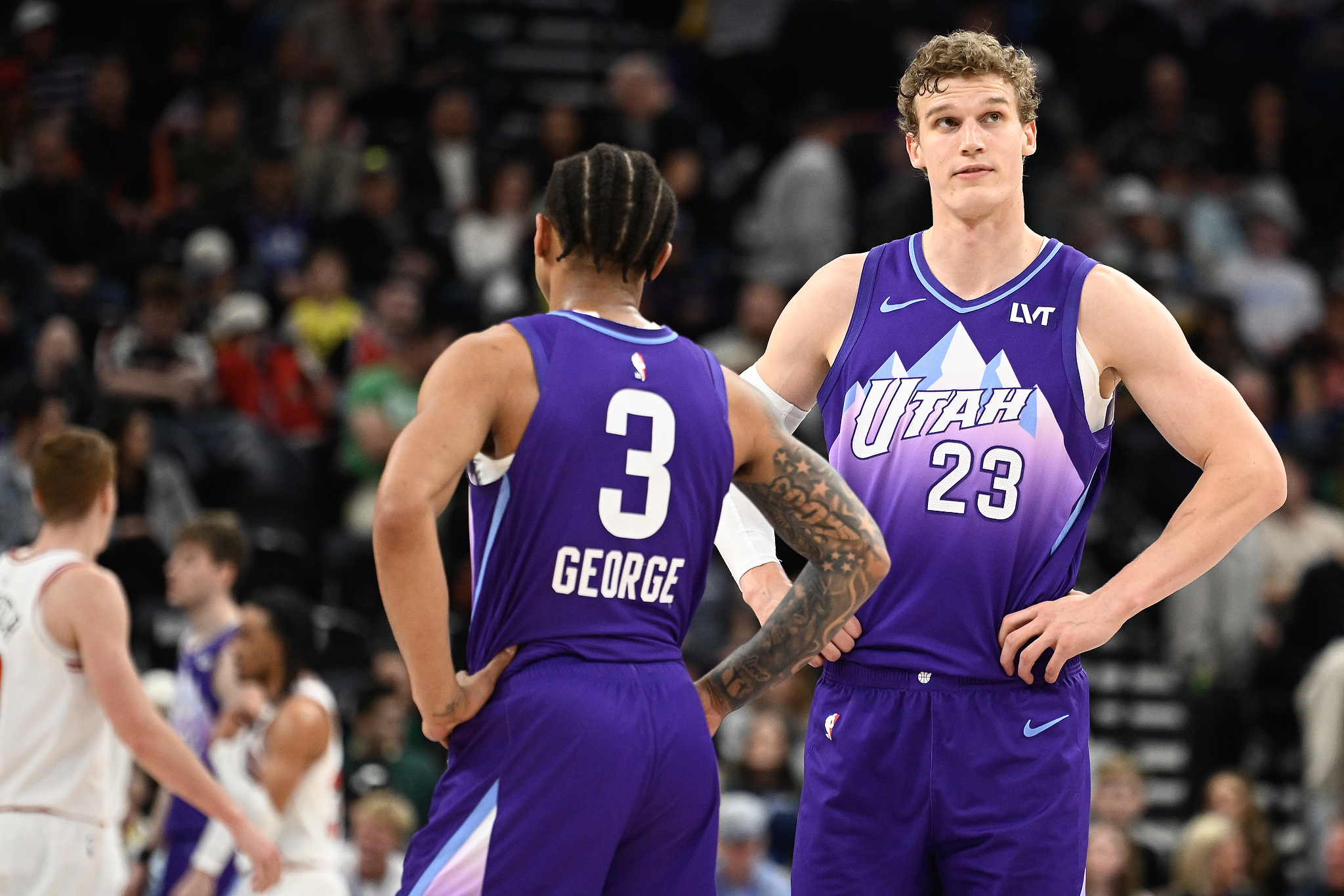 爵士遭遇双线溃败,失去战绩领先优势 爵士遭遇双线溃败,失去战绩领先优势