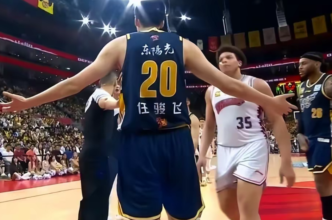 风波过后球员表现稳定,带领球队取胜 风波过后球员表现稳定,带领球队取胜