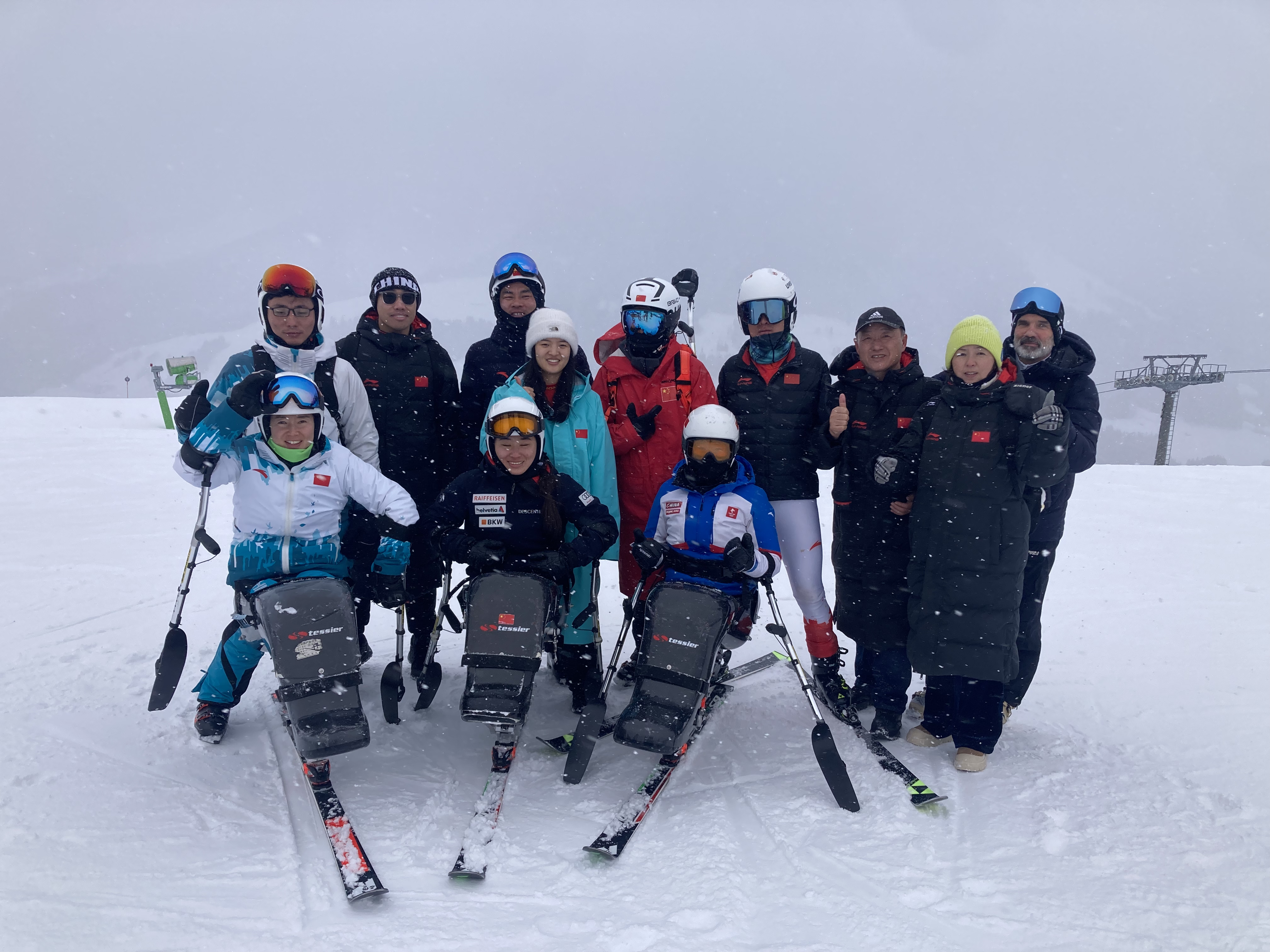 奥地利滑雪选手全力以赴，夺得冠军称号