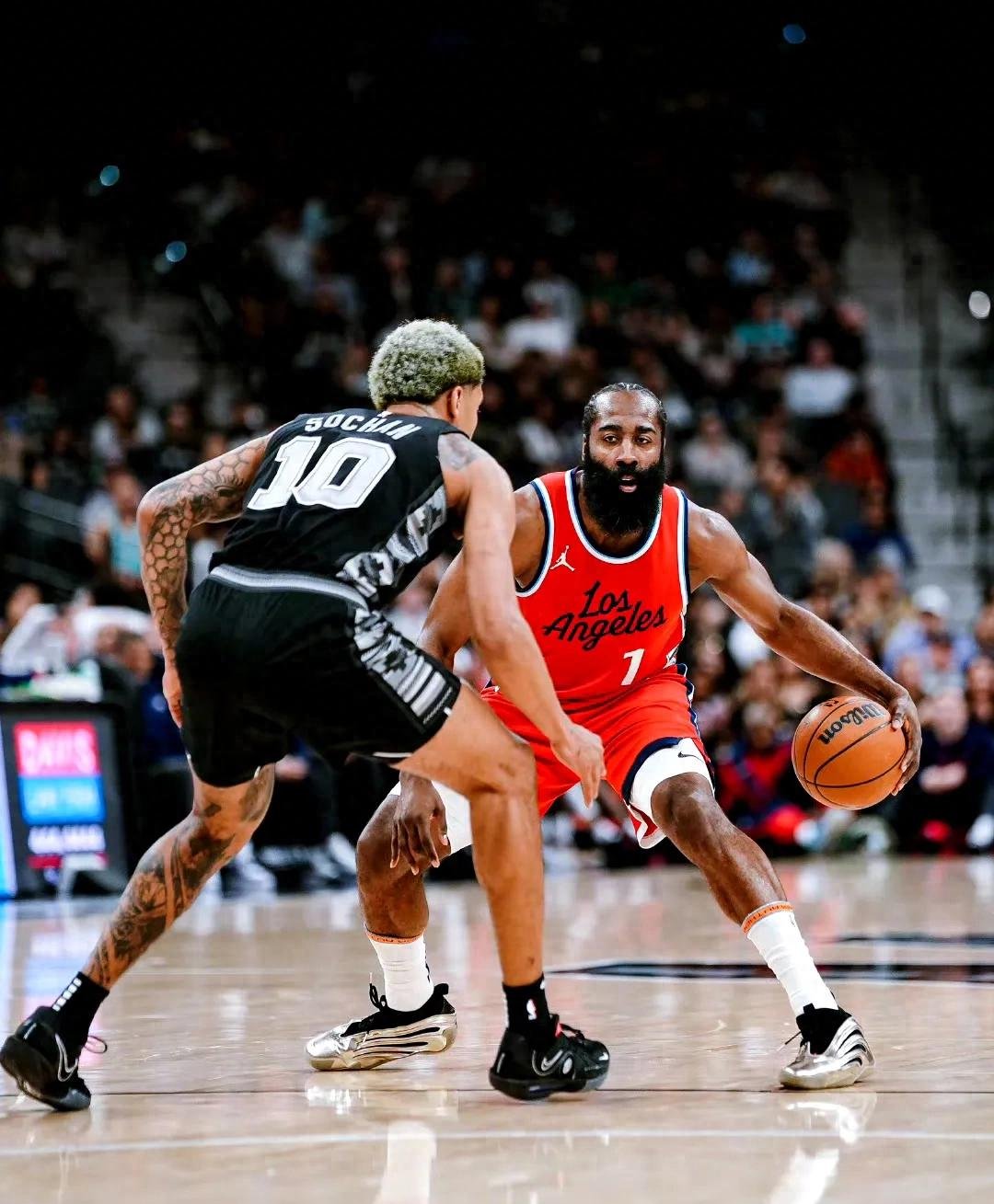 快船击败马刺,四巨头合砍70分取胜 快船击败马刺,四巨头合砍70分取胜