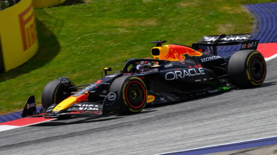 包含红牛车队绝杀红牛二队，诺里斯带队取胜的词条